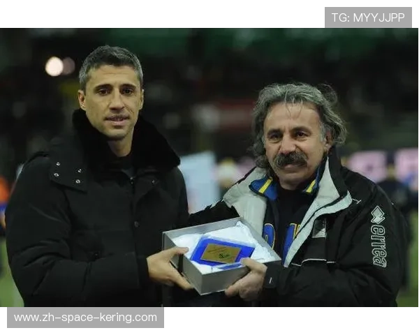 帕尔马球迷看台致敬克雷斯波,主场气氛温馨 帕尔马球迷看台致敬克雷斯波,主场气氛温馨