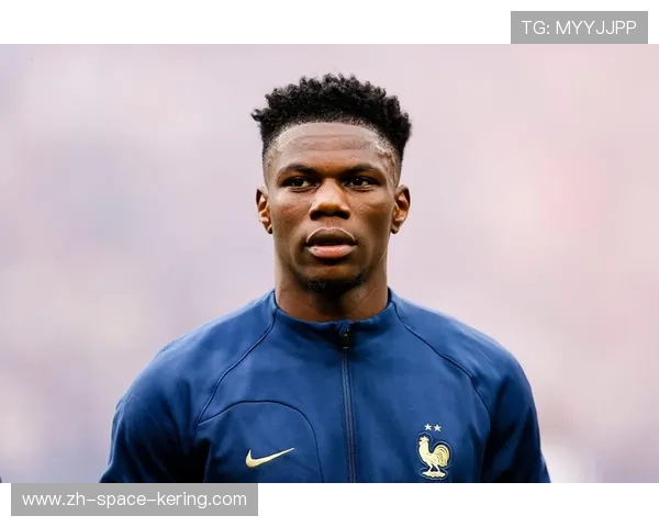 楚阿梅尼捡起场内打火机交裁判,球员行为展现职业素养 楚阿梅尼捡起场内打火机交裁判,球员行为展现职业素养